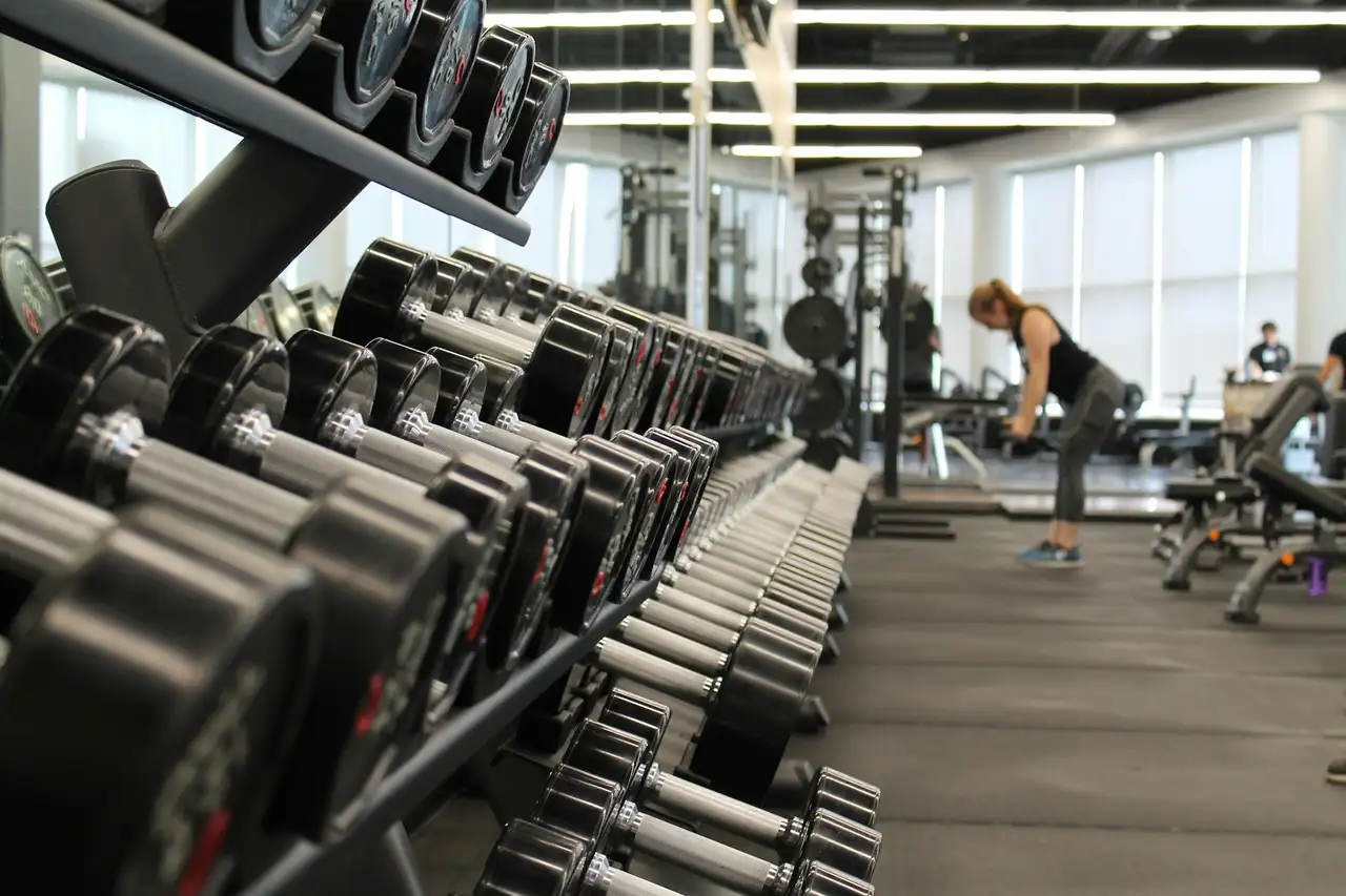 Rek met halters in een fitnessruimte