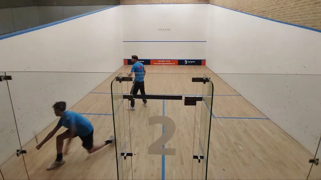 Twee spelers op een squashbaan in Borne